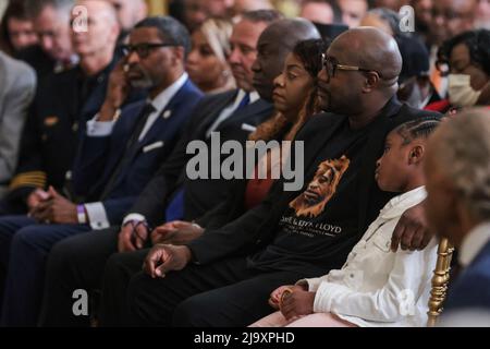 George Floyds Bruder Philonise Floyd (2. von rechts) und George Floyds Tochter Gianna Floyd (rechts) beobachten, wie Präsident Joe Biden einen historischen Executive Order unterzeichnet, um effektive, rechenschaftspflichtige Polizeiarbeit zu fördern und die öffentliche Sicherheit während einer Veranstaltung im East Room des Weißen Hauses in Washington zu stärken, DC am 25. Mai 2022. (Foto von Oliver Contreras/Pool/ABACAPRESS.COM) Stockfoto