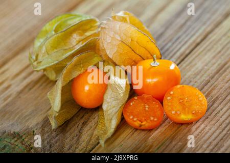 Ganze und halbierte Physalis-Früchte Stockfoto