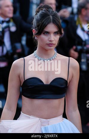 Cannes, Frankreich. 25.. Mai 2022. Cannes, Frankreich, Mittwoch, Mai. 25, 2022 - Sara Sampaio auf dem Roten Teppich von Elvis während der Filmfestspiele von Cannes 75. im Palais des Festivals et des Congrès de Cannes gesehen. Bild nach Kredit: Julie Edwards/Alamy Live News Stockfoto