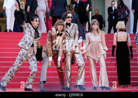 Cannes, Frankreich. 25.. Mai 2022. Cannes, Frankreich, Mittwoch, Mai. 25, 2022 - Ethan Torchio, Thomas Raggi, Damiano David und Victoria De Angelis von Maneskin auf dem roten Teppich von Elvis während der Filmfestspiele von Cannes 75. im Palais des Festivals et des Congrès de Cannes gesehen. Bild nach Kredit: Julie Edwards/Alamy Live News Stockfoto