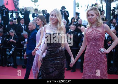 Cannes, Frankreich. 25.. Mai 2022. Cannes, Frankreich, Mittwoch, Mai. 25, 2022 - Prinzessin Maria Carolina von Bourbon und Prinzessin Maria Chiara von Bourbon auf dem roten Teppich von Elvis während der Filmfestspiele von Cannes 75. im Palais des Festivals et des Congrès de Cannes gesehen. Bild nach Kredit: Julie Edwards/Alamy Live News Stockfoto