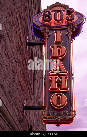 Neon Idaho-Schild in Downtown Boise, Idaho. Das Hotel liegt an der Idaho Street in der 8. Street. Neon-Werbeschild 805 Idaho Gebäude. Stockfoto