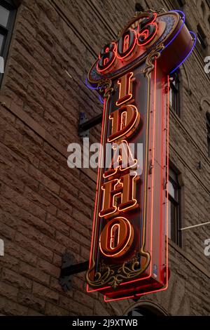 Neon Idaho-Schild in Downtown Boise, Idaho. Das Hotel liegt an der Idaho Street in der 8. Street. Neon-Werbeschild 805 Idaho Gebäude. Stockfoto