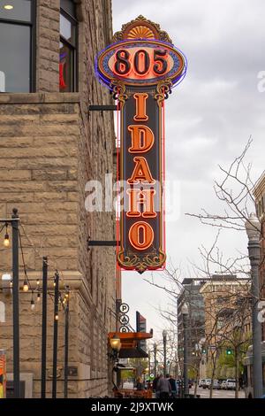 Neon Idaho-Schild in Downtown Boise, Idaho. Das Hotel liegt an der Idaho Street in der 8. Street. Neon-Werbeschild 805 Idaho Gebäude. Stockfoto