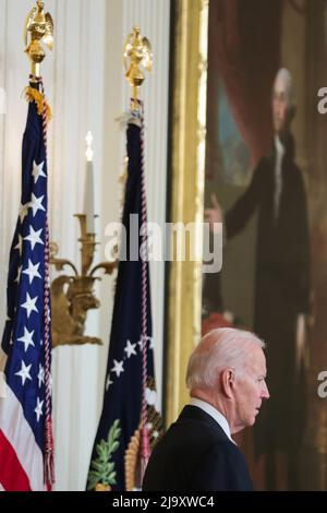 Washington, Usa. 25.. Mai 2022. Präsident Joe Biden spricht während einer Veranstaltung, bei der er am Mittwoch, den 25. Mai 2022, im East Room des Weißen Hauses in Washington, DC, einen historischen Executive Order unterzeichnen wird, um eine effektive, rechenschaftspflichtige Polizeiarbeit zu fördern und die öffentliche Sicherheit zu stärken. Foto von Oliver Contreras/UPI Credit: UPI/Alamy Live News Stockfoto