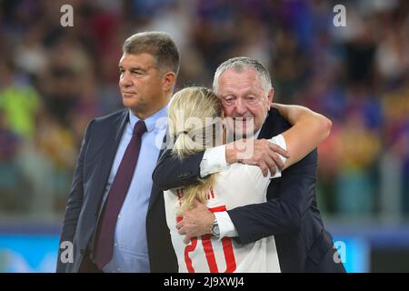 Turin, Italien, 21.. Mai 2022. Joan Laporta, Präsident des FC Barcelona, sieht zu, wie Jean-Michel Aulas, Präsident von Olympique Lyonnais, Lindsey Horan aus Lyon während der Zeremonie nach dem UEFA Womens Champions League Spiel im Juventus Stadium, Turin, umarmt. Bildnachweis sollte lauten: Jonathan Moscrop / Sportimage Stockfoto
