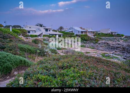 Blick auf Immobilien und Küste, Binibeca Vell, Menorca, Balearen, Spanien, Europa Stockfoto