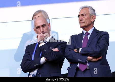 Turin, Italien, 21.. Mai 2022. Luis Manuel Rubiales Bejar, Präsident des Königlichen Spanischen Fußballverbands, und Gabriele Gravina, Präsidentin des Italienischen Fußballverbands (FIGC), schauen vor dem UEFA Womens Champions League-Spiel im Juventus-Stadion in Turin nach. Bildnachweis sollte lauten: Jonathan Moscrop / Sportimage Stockfoto