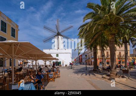 Blick auf Plaça D' Alfons III Conqueridor, Stadtplatz im historischen Zentrum, Ciutadella, Memorca, Balearen, Spanien, Europa Stockfoto