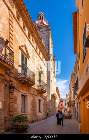 Blick auf Le Couvent et le Cloître de Saint Augustin in einer schmalen Straße, Ciutadella, Menorca, Balearen, Spanien, Europa Stockfoto