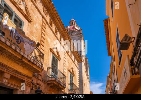 Blick auf Le Couvent et le Cloître de Saint Augustin in einer schmalen Straße, Ciutadella, Menorca, Balearen, Spanien, Europa Stockfoto