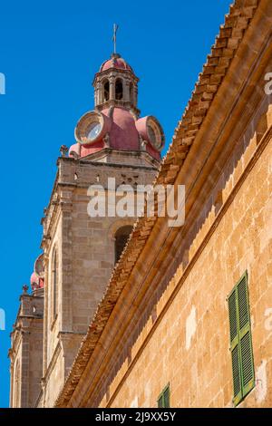 Blick auf Le Couvent et le Cloître de Saint Augustin in einer schmalen Straße, Ciutadella, Menorca, Balearen, Spanien, Europa Stockfoto