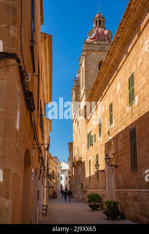 Blick auf Le Couvent et le Cloître de Saint Augustin in einer schmalen Straße, Ciutadella, Menorca, Balearen, Spanien, Europa Stockfoto