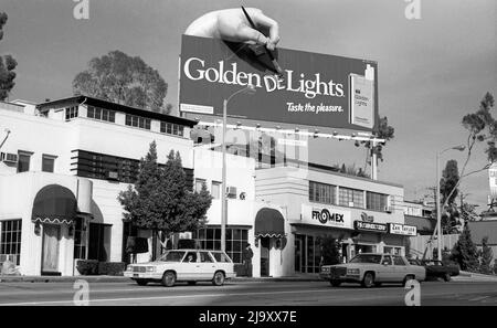 Zigarettenwerktafel mit dreidimensionalem, aufblasbaren Element auf dem Sunset Strip in Los Angeles, CA Stockfoto