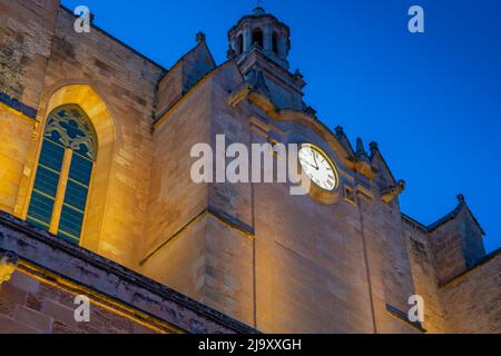 Ansicht der Uhr auf der Kathedrale Santa Maria de Menorca in der Abenddämmerung, Ciutadella, Memorca, Balearen, Spanien, Europa Stockfoto