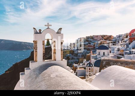 Santorini berühmte Aussicht mit weißen Häusern und Kirchen Stockfoto