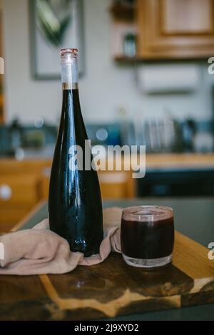 Eine Flasche Rotwein und ein Cocktail bereit zum Trinken Stockfoto