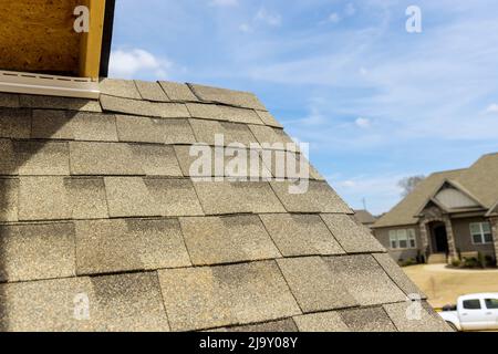 Luftaufnahme der Asphaltschindeln Dachkonstruktion Abdichtung für neues Haus in überdachten Eckdach Schindeln Stockfoto