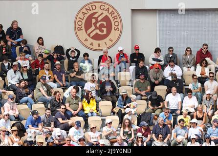 Paris, Frankreich. 25.. Mai 2022. Die Zuschauer beobachten die zweite Runde der Männer im Einzel zwischen dem Deutschen Alexander Zverev und dem Argentinier Sebastian Baez beim French Open Tennisturnier in Roland Garros in Paris, Frankreich, 25. Mai 2022. Kredit: Gao Jing/Xinhua/Alamy Live Nachrichten Stockfoto