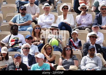 Paris, Frankreich. 25.. Mai 2022. Die Zuschauer beobachten die zweite Runde der Männer im Einzel zwischen dem Deutschen Alexander Zverev und dem Argentinier Sebastian Baez beim French Open Tennisturnier in Roland Garros in Paris, Frankreich, 25. Mai 2022. Kredit: Gao Jing/Xinhua/Alamy Live Nachrichten Stockfoto