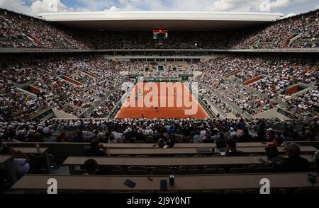 Paris, Frankreich. 26.. Mai 2022. Das am 26. Mai 2022 aufgenommene Foto zeigt das Spiel der Männer im Einzel der zweiten Runde zwischen dem Deutschen Alexander Zverev und dem Argentinier Sebastian Baez beim French Open Tennisturnier bei Roland Garros in Paris, Frankreich.Quelle: Gao Jing/Xinhua/Alamy Live News Stockfoto