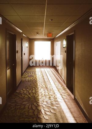 Sonnenlicht durchzieht einen Hotelflur. Stockfoto