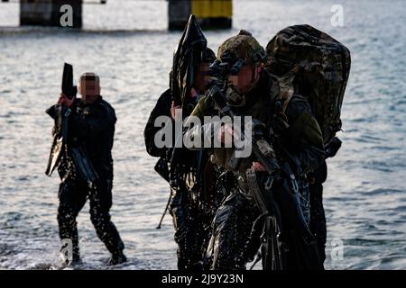 Die US-amerikanischen und bulgarischen Spezialeinsatzkräfte (SOF) führen eine Bewegung über den Strand durch, um die heimliche Infiltration während der Übung Trojan Footprint 22 in Varna, Bulgarien, 7. Mai 2022 zu simulieren. Übung Trojan Footprint ist die wichtigste Übung der Spezialeinsatzkräfte in Europa, die sich auf die Verbesserung der Fähigkeit des SOF zur Abwehr von Bedrohungen, die Verbesserung der Integration mit konventionellen Kräften und die Verbesserung der Interoperabilität mit unseren NATO-Verbündeten und europäischen Partnern konzentriert. (USA Navy Foto von Mass Communication Specialist 2. Klasse William Carlisle) Stockfoto