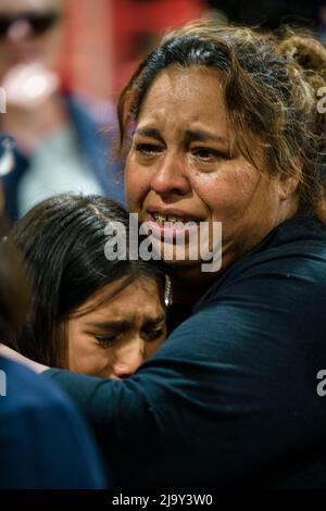 25. Mai 2022: Eine Lehrerin der vierten Klasse an der Robb Elementary School in Uvalde, Texas, umarmt ihre Schülerin bei der Mahnwache für die Opfer der Massenschießerei an ihrer Schule, bei der 19 Schüler, 2 Erwachsene und der Schütze getötet wurden. Die Lehrerin sagte, dass ihr Klassenzimmer direkt neben dem Ort sei, an dem sich der Schütze verbarrikadierte; sie sagte ihren Schülern, sie solle beten, nachdem sie Zuflucht genommen hatte. (Bild: © Jintak Han/ZUMA Press Wire) Bild: ZUMA Press, Inc./Alamy Live News Stockfoto
