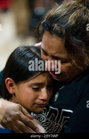 25. Mai 2022: Eine Lehrerin der vierten Klasse an der Robb Elementary School in Uvalde, Texas, umarmt ihre Schülerin bei der Mahnwache für die Opfer der Massenschießerei an ihrer Schule, bei der 19 Schüler, 2 Erwachsene und der Schütze getötet wurden. Die Lehrerin sagte, dass ihr Klassenzimmer direkt neben dem Ort sei, an dem sich der Schütze verbarrikadierte; sie sagte ihren Schülern, sie solle beten, nachdem sie Zuflucht genommen hatte. (Bild: © Jintak Han/ZUMA Press Wire) Bild: ZUMA Press, Inc./Alamy Live News Stockfoto