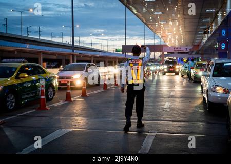 Bangkok, Thailand. 26.. Mai 2022. Taxis warten darauf, Inlandsreisende am Don Mueang International Airport (DMK) in Bangkok absetzen zu können. Internationale Reisen nach Thailand und inländischer Tourismus im Land werden wieder aufgenommen, da die thailändische Regierung die Einreisebestimmungen im Rahmen ihres Thailand Pass-Programms vereinfacht, so dass internationale Reisende das Land ohne einen schnellen PCR-Test für COVID-19 oder Quarantäne bei der Ankunft betreten können. Die thailändische Regierung hat auch signalisiert, dass die Auflage, Gesichtsmasken im Freien zu tragen, voraussichtlich Mitte Juni 2022 enden wird. Kredit: SOPA Images Limited/Alamy Live Nachrichten Stockfoto