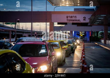 Bangkok, Thailand. 26.. Mai 2022. Taxis warten darauf, Inlandsreisende am Don Mueang International Airport (DMK) in Bangkok absetzen zu können. Internationale Reisen nach Thailand und inländischer Tourismus im Land werden wieder aufgenommen, da die thailändische Regierung die Einreisebestimmungen im Rahmen ihres Thailand Pass-Programms vereinfacht, so dass internationale Reisende das Land ohne einen schnellen PCR-Test für COVID-19 oder Quarantäne bei der Ankunft betreten können. Die thailändische Regierung hat auch signalisiert, dass die Auflage, Gesichtsmasken im Freien zu tragen, voraussichtlich Mitte Juni 2022 enden wird. Kredit: SOPA Images Limited/Alamy Live Nachrichten Stockfoto