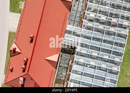 Laborgebäude mit Gewächshaus in einem botanischen Garten. Luftaufnahme von oben. Stockfoto