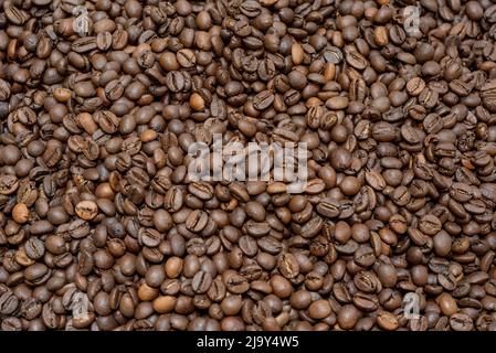 Geröstete Kaffeebohnen Hintergrund. Kaffeebohnen gesättigte Farbe Bild schönen Hintergrund Stockfoto
