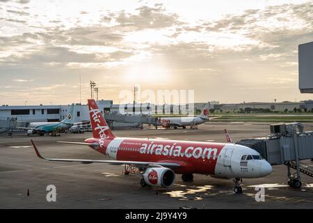 Ein kommerzielles Airbus A320-200-Flugzeug für Thai AirAsia (FD) wird vor den nationalen Abfluggates am Don Mueang International Airport (DMK) in Bangkok geparkt. Internationale Reisen nach Thailand und inländischer Tourismus im Land werden wieder aufgenommen, da die thailändische Regierung die Einreisebestimmungen im Rahmen ihres Thailand Pass-Programms vereinfacht, so dass internationale Reisende das Land ohne einen schnellen PCR-Test für COVID-19 oder Quarantäne bei der Ankunft betreten können. Die thailändische Regierung hat auch signalisiert, dass die Auflage, Gesichtsmasken im Freien zu tragen, voraussichtlich Mitte Juni 2022 enden wird. (Foto von Matt Hunt/SOPA IMAG Stockfoto