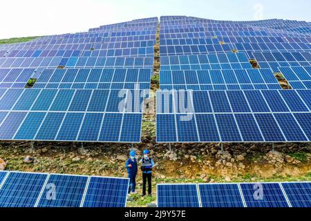 YILI, CHINA - 24. MAI 2022 - Polizeibeamte führen Sicherheitskontrollen in einem Photovoltaikkraftwerk in Yili, Provinz Xinjiang, China, 24. Mai 2022 durch. IT i Stockfoto