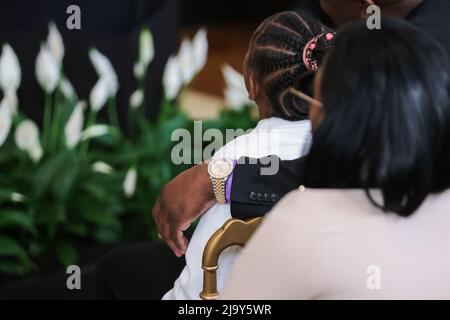 George Floyds Bruder, Philonise Floyd, legt seinen Arm um George Floyds Tochter Gianna Floyd, während sie Präsident Joe Biden bei einer Veranstaltung im East Room des Weißen Hauses in Washington bei der Unterschrift eines historischen Exekutivbetrages zusehen, wie er die effektive, rechenschaftspflichtige Polizeiarbeit vorantreiben und die öffentliche Sicherheit stärken soll. DC am 25. Mai 2022. Quelle: Oliver Contreras/Pool via CNP /MediaPunch Stockfoto