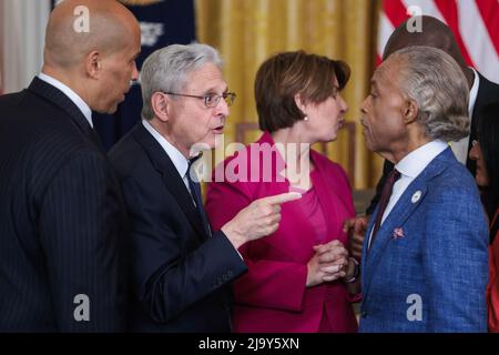 Die Vereinigten Staaten, Senator Cory Booker (Demokrat von New Jersey), der US-Generalanwalt Merrick Garland, die US-Senatorin Amy Klobuchar (Demokrat von Minnesota) und Reverend Al Sharpton sprechen während einer Veranstaltung, bei der Präsident Joe Biden eine historische Exekutivanordnung unterzeichnen wird, um wirksam voranzukommen, Rechenschaftspflichtige Polizeiarbeit und Stärkung der öffentlichen Sicherheit während einer Veranstaltung, die am 25. Mai 2022 im Ostsaal des Weißen Hauses in Washington, DC, stattfand. Quelle: Oliver Contreras/Pool via CNP /MediaPunch Stockfoto