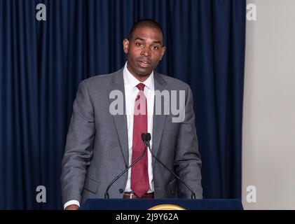 New York, New York, USA. 25.. Mai 2022. Antonio Delgado spricht während der Vereidigung in der Zeremonie als New York State Lieutenant Governor im New York City Governor's Office. An der Zeremonie nahmen Gouverneur Kathy Hochul, Delgado-Ehefrau Lacey Schwartz Delgado, ihre Zwillingsöhne und andere Familienmitglieder und Beamte Teil. (Bild: © Lev Radin/Pacific Press via ZUMA Press Wire) Stockfoto