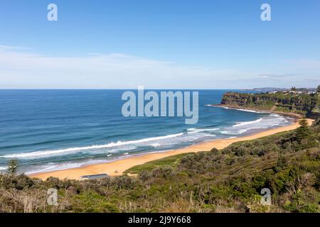 Bungan Beach in Sydney, einer der nördlichen Strände Sydneys an einem Herbsttag mit blauem Himmel, Sydney, NSW, Australien Stockfoto