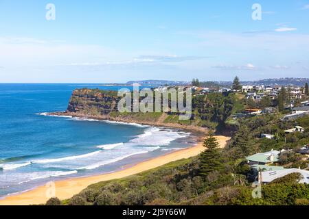 Bungan Beach in Sydney, einer der nördlichen Strände Sydneys an einem Herbsttag mit blauem Himmel, Sydney, NSW, Australien Stockfoto