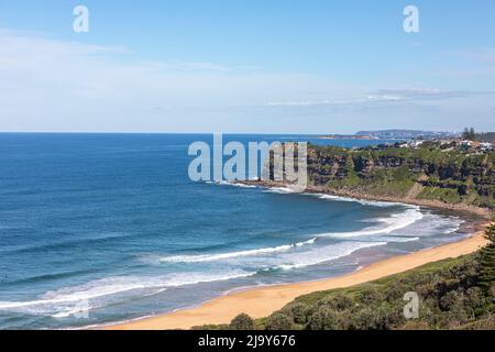 Bungan Beach in Sydney, einer der nördlichen Strände Sydneys an einem Herbsttag mit blauem Himmel, Sydney, NSW, Australien Stockfoto