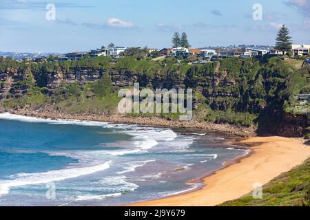 Bungan Beach in Sydney, einer der nördlichen Strände Sydneys an einem Herbsttag mit blauem Himmel, Sydney, NSW, Australien Stockfoto