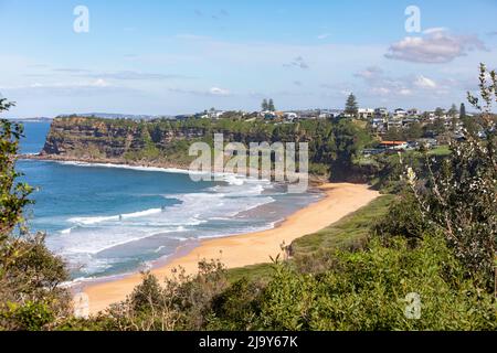 Bungan Beach in Sydney, einer der nördlichen Strände Sydneys an einem Herbsttag mit blauem Himmel, Sydney, NSW, Australien Stockfoto