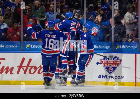 25. Mai 2022: Rochester American Spieler feiern, nachdem sie in der ersten Periode ein Tor gegen die Laval Rocket erzielt haben. Die Rochester Americans veranstalteten die Laval Rocket in einem American Hockey League Calder Cup Playoffs-Spiel in der Blue Cross Arena in Rochester, New York. (Jonathan Tenca/CSM) Stockfoto