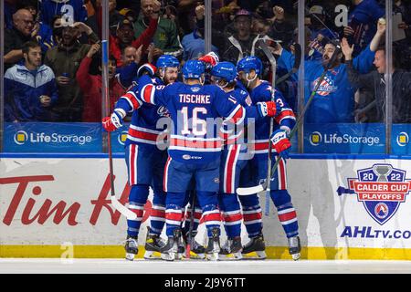 25. Mai 2022: Rochester American Spieler feiern, nachdem sie in der ersten Periode ein Tor gegen die Laval Rocket erzielt haben. Die Rochester Americans veranstalteten die Laval Rocket in einem American Hockey League Calder Cup Playoffs-Spiel in der Blue Cross Arena in Rochester, New York. (Jonathan Tenca/CSM) Stockfoto