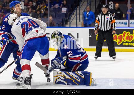 25. Mai 2022: Rochester Americans Torhüter Aaron Dell (80) rettet in der ersten Periode gegen die Laval Rocket. Die Rochester Americans veranstalteten die Laval Rocket in einem American Hockey League Calder Cup Playoffs-Spiel in der Blue Cross Arena in Rochester, New York. (Jonathan Tenca/CSM) Stockfoto