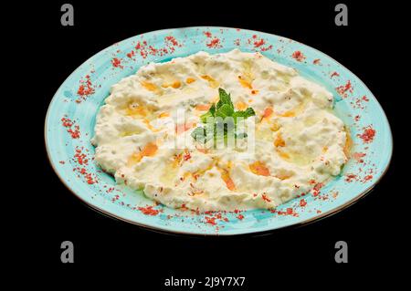Ali Nazik vegetarischer Salat auf schwarzem, isolierten Hintergrund, Ein Snack der nahöstlichen Küche Stockfoto