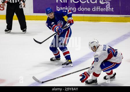 25. Mai 2022: Rochester Americans Verteidiger Oskari Laaksonen (2) macht einen Pass in der zweiten Periode gegen die Laval Rakete. Die Rochester Americans veranstalteten die Laval Rocket in einem American Hockey League Calder Cup Playoffs-Spiel in der Blue Cross Arena in Rochester, New York. (Jonathan Tenca/CSM) Stockfoto