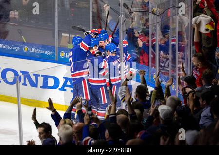 25. Mai 2022: Rochester die amerikanischen Spieler feiern, nachdem sie in der dritten Periode ein Tor gegen die Laval Rocket erzielt haben. Die Rochester Americans veranstalteten die Laval Rocket in einem American Hockey League Calder Cup Playoffs-Spiel in der Blue Cross Arena in Rochester, New York. (Jonathan Tenca/CSM) Stockfoto