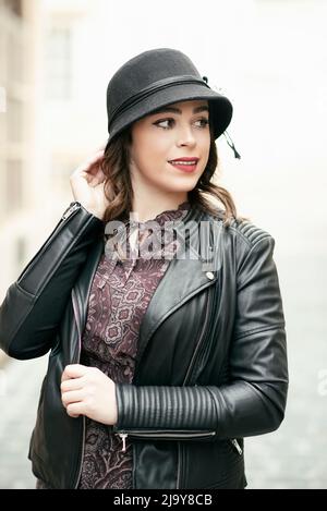 Schöne Frau trägt Lederjacke im Freien Stockfoto